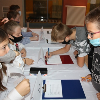 Dzieci uczestniczące w wyborach Samorządu uczniowskiego
