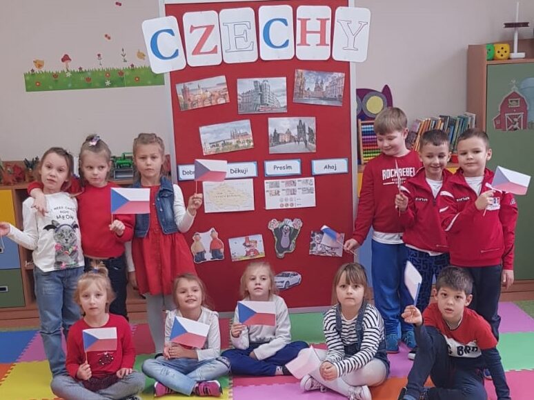Dzieci podczas zajęć o Czechach w ramach innowacji