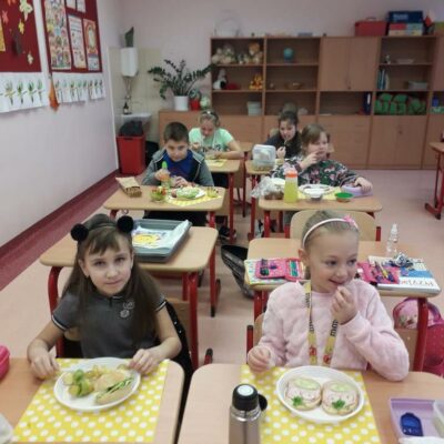 Uczniowie przez zjedzeniem swoich zdrowych posiłków