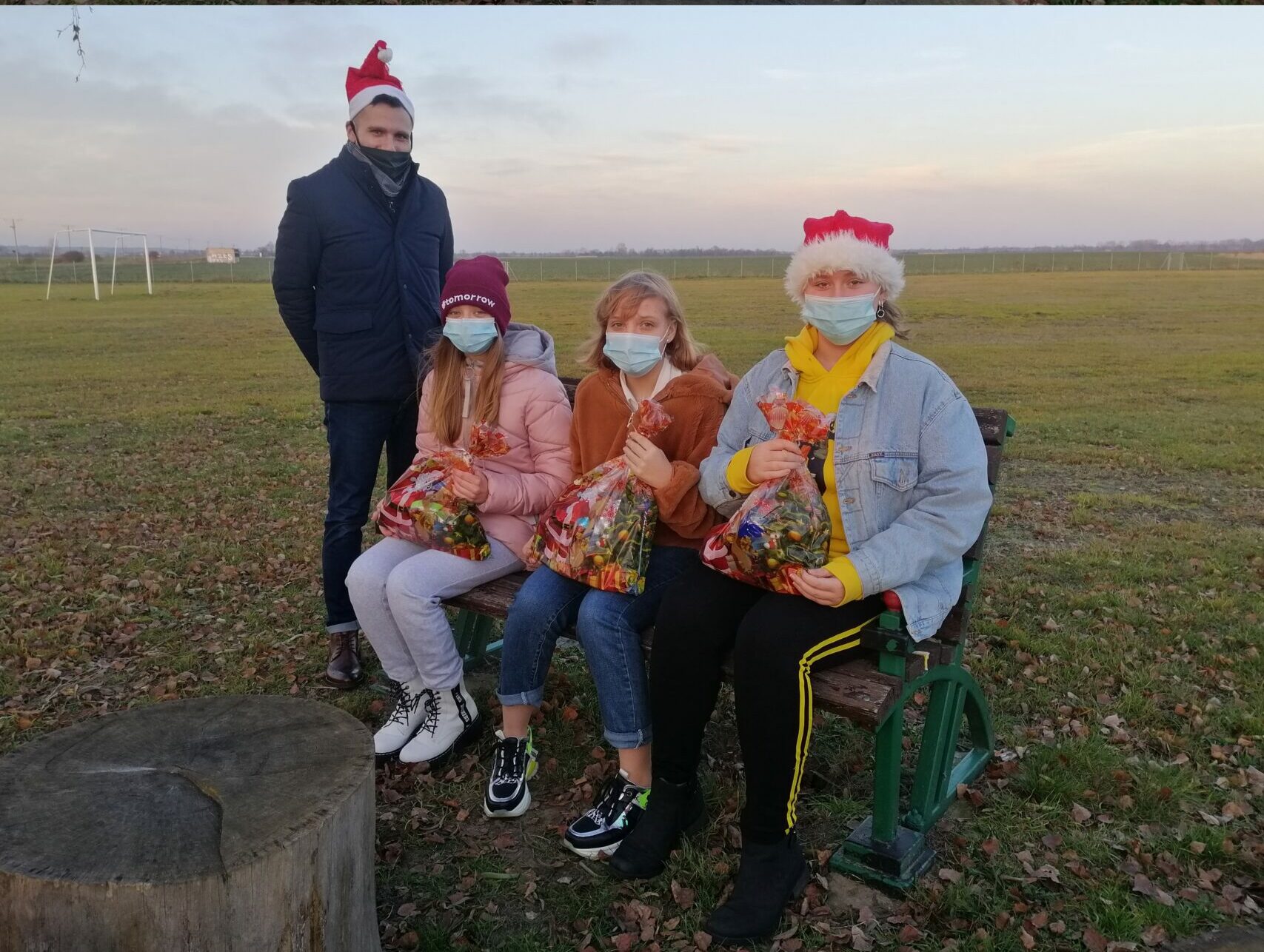 Uczniowie z klasy 7b wraz z wychowawcą prezentują paczki mikołajkowe.