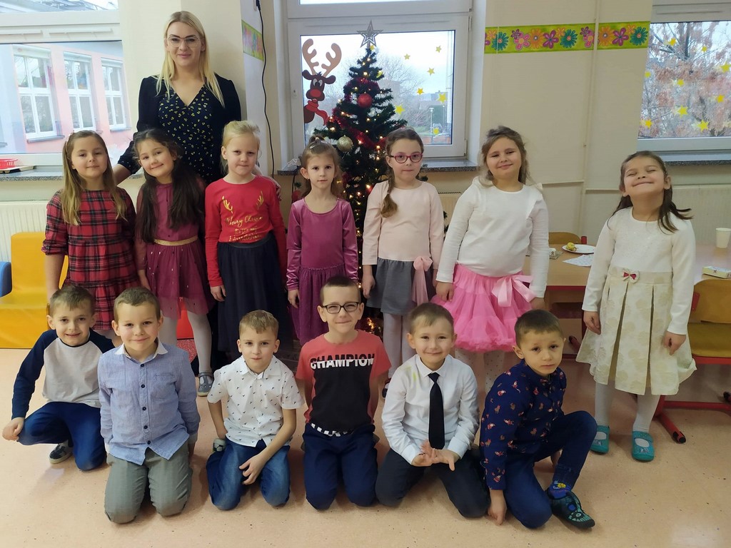 Dzieci z oddziału przedszkolnego podczas świątecznego spotkania