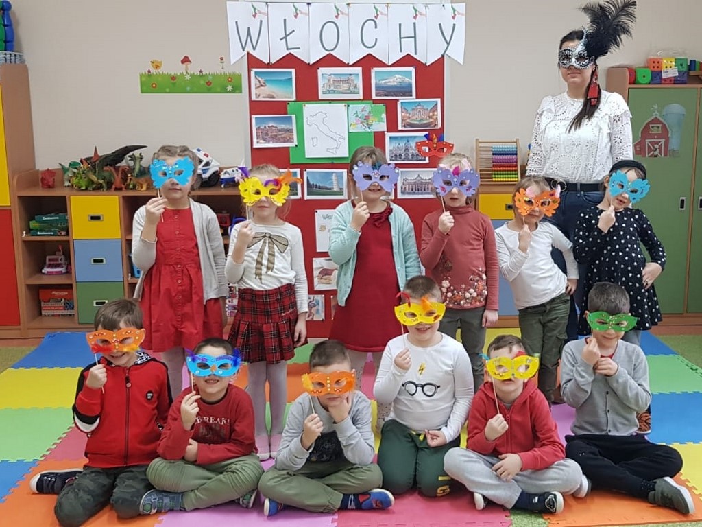 Dzieci prezentują swoje prace - maski karnawałowe