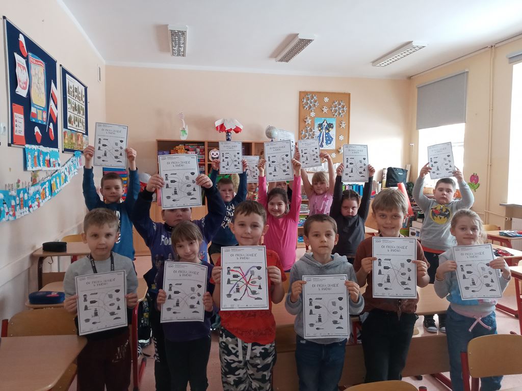 Uczniowie prezentują swoje prace w ramach zajęć o gotowaniu