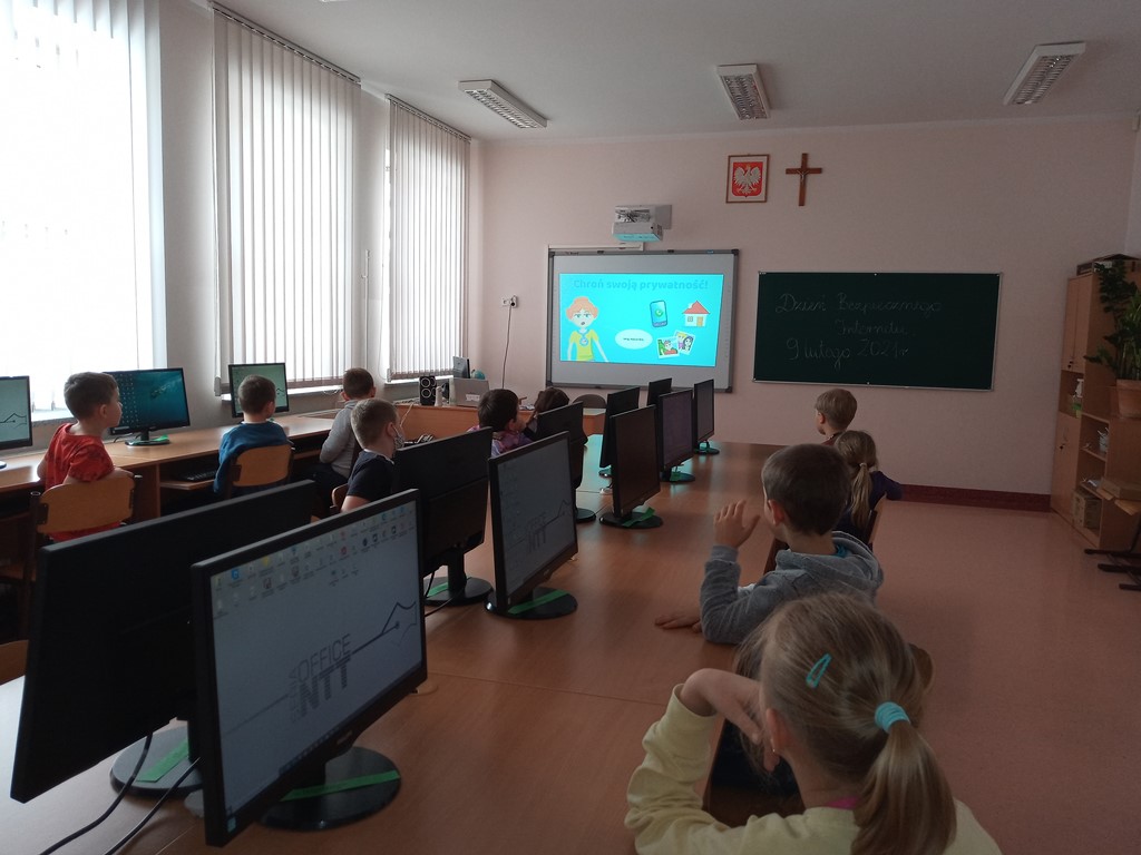 Uczniowie oglądają filmik o bezpiecznym internecie