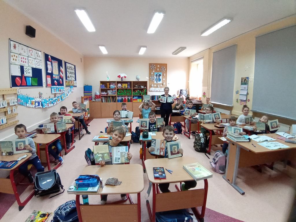 Uczniowie prezentują materiały otrzymane w ramach kampanii.