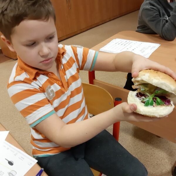 Uczeń prezentuje swoją zdrową kanapkę