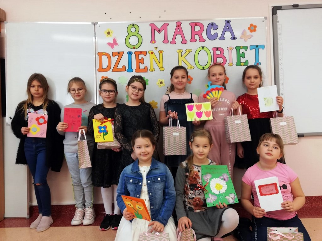 Klasa druga b podczas Dnia Kobiet