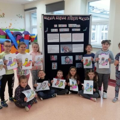 Dzieci prezentują prace plastyczne "skarpetki" - symbol Światowego Dnia Osób z Zespołem Downa