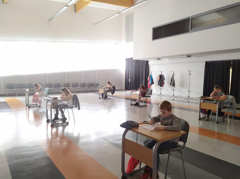 Uczniowie podczas rozwiązywania testu