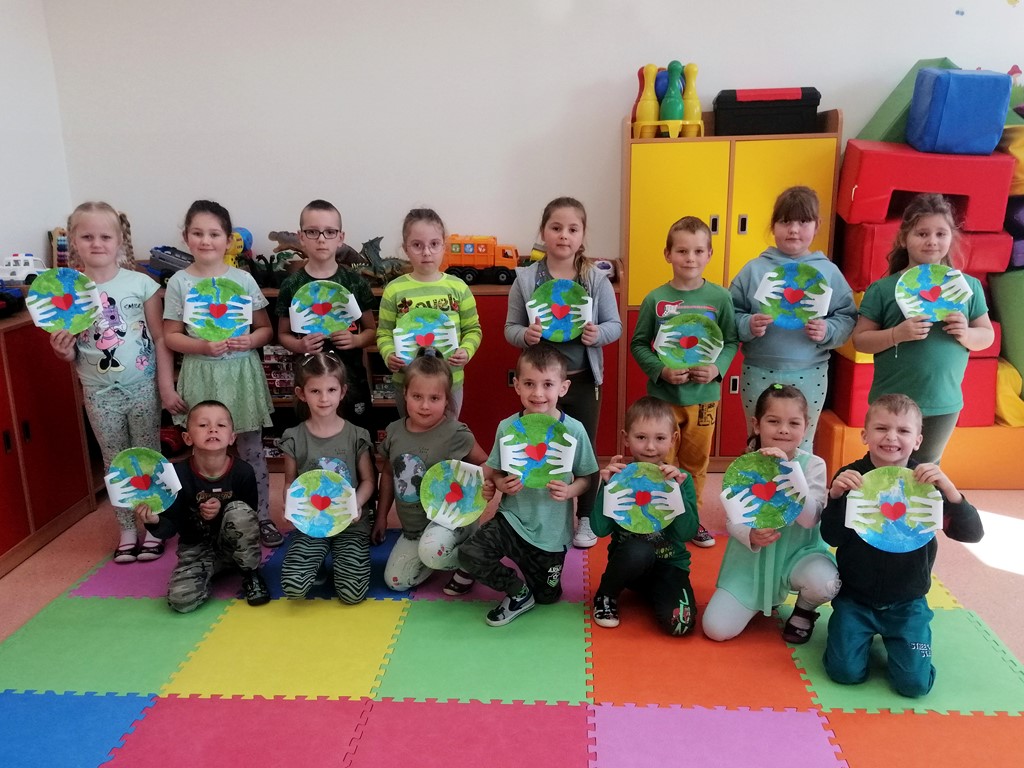 Oddział przedszkolny 0a z pracą plastyczną Kochamy naszą planetę