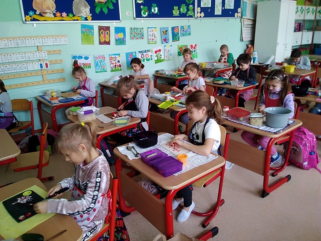 Uczniowie klasy 1A wykonują wiosenne sałatki