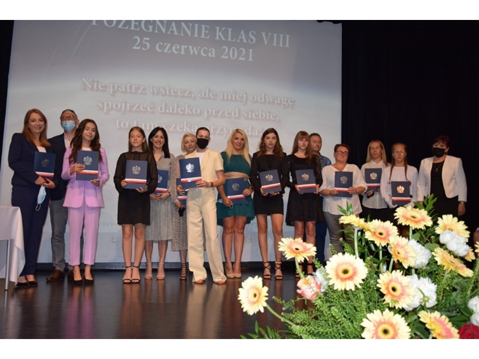 Absolwenci i ich rodzice podczas wręczenia listów pochwalnych i gratulacyjnych