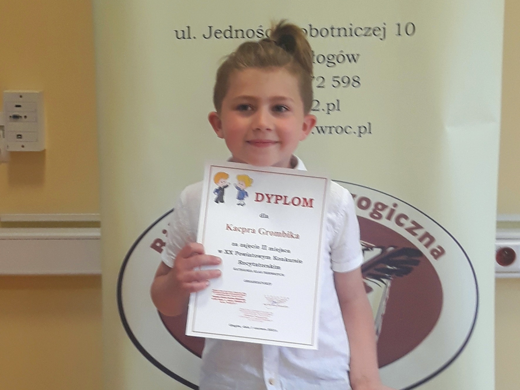 Kacper prezentuje dyplom
