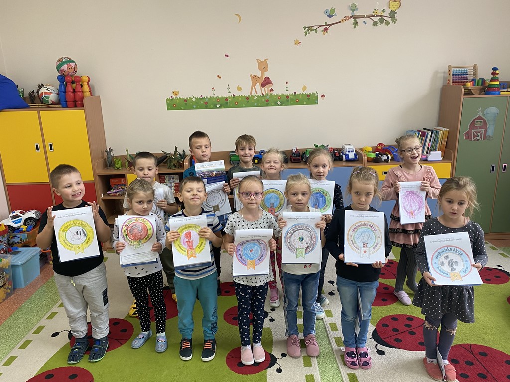 Przedszkolaki z grupy A prezentują prace na temat smogu