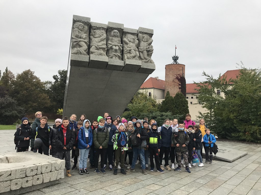 Czwartoklasiści pod pomnikiem Dzieci Głogowskich