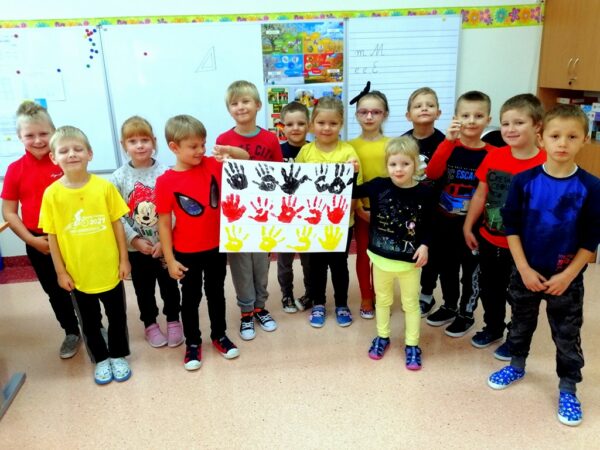 Przedszkolaki prezentują własnoręcznie wykonaną flagę Niemiec