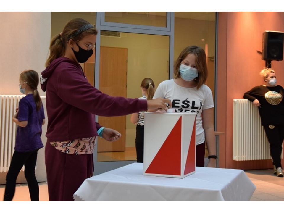 Uczennice oddają swoje głosy