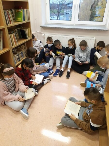 Uczniowie klasy 4b podczas akcji Przerwa na czytanie