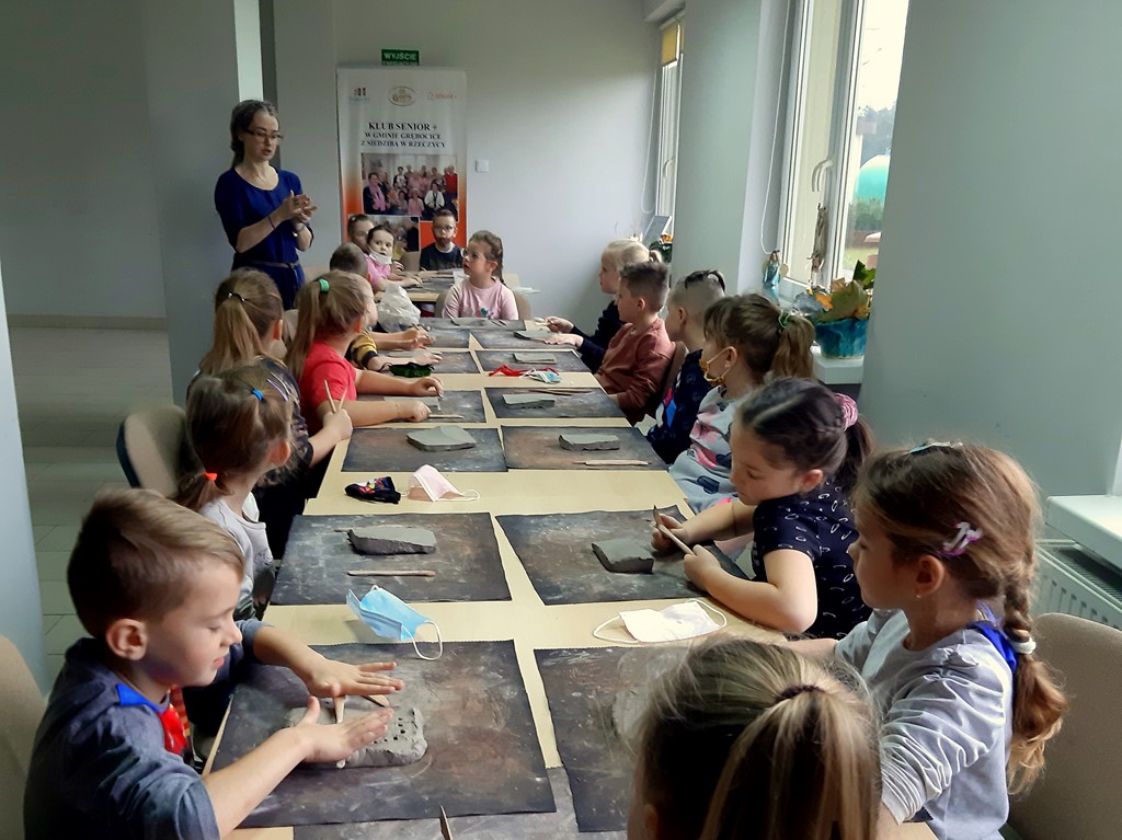 Uczniowie z klasy I b podczas warsztatów ceramicznych