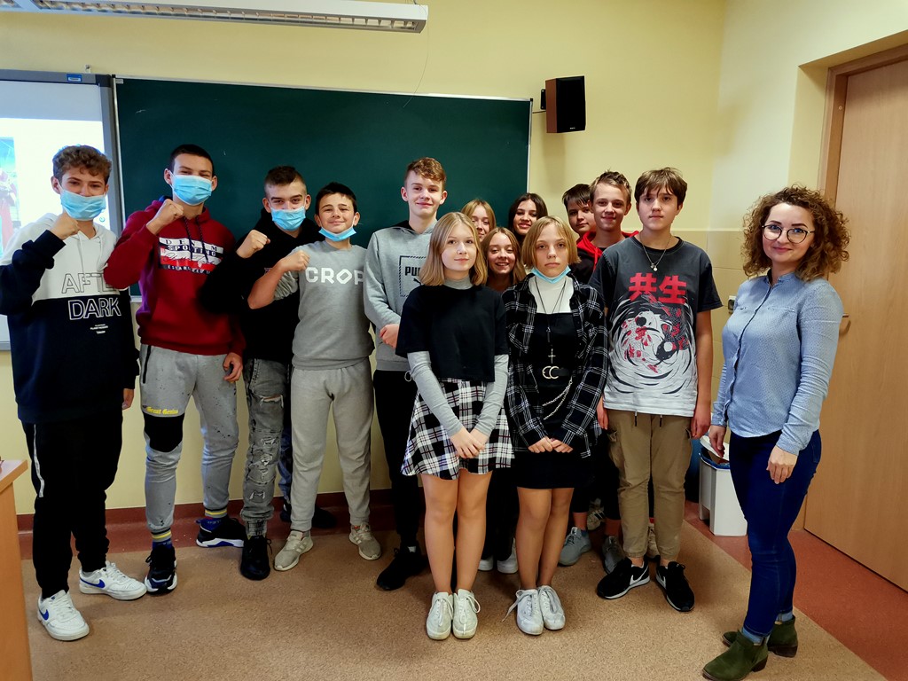 Uczniowie klasy 8B wraz z Renatą Chrzan podczas spotkania w ramach innowacji pedagogicznej