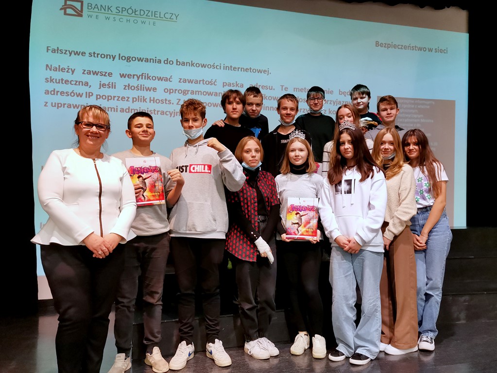 Uczniowie z klasy 8b podczas spotkania z pracownikiem banku