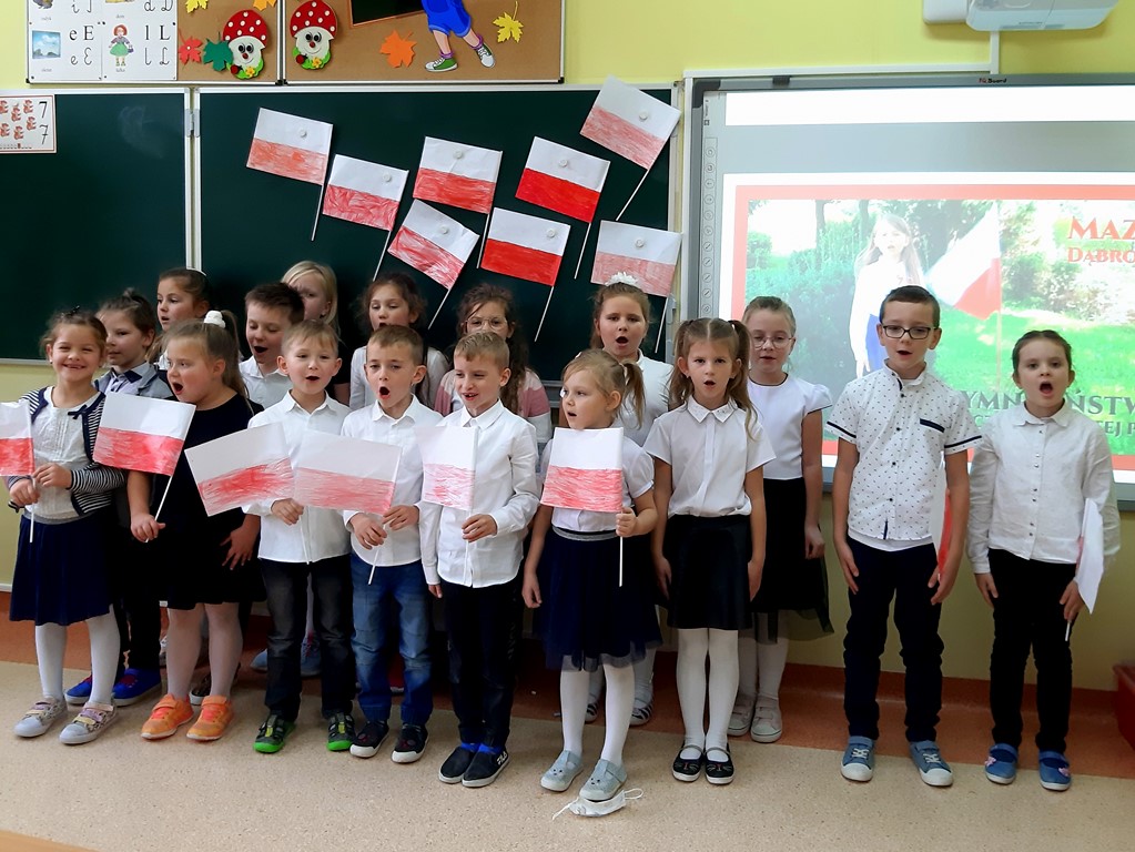 Klasa 1 podczas śpiewania hymnu