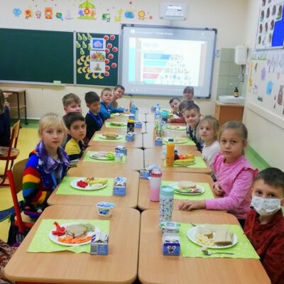Uczniowie z klasy 1a podczas zdrowego śniadania