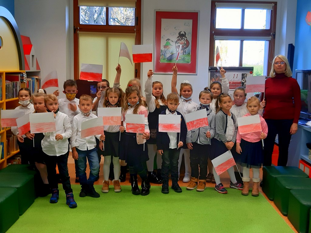 Uczniowie z klasy 1b podczas wizyty w Bibliotece Publicznej w Grębocicach