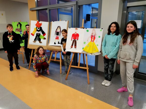 Uczniowie z klas 5 prezentują wystawę "Moda na papierze"