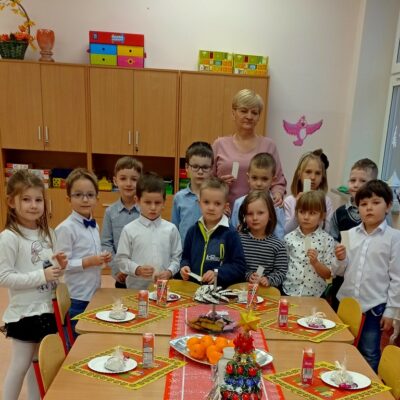 Przedszkolaki wraz z wychowawcą przy świątecznym stole