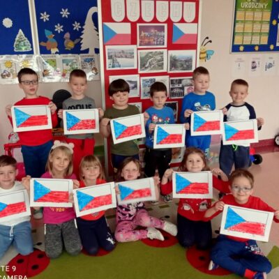 Przedszkolaki wykonali flagi Czech