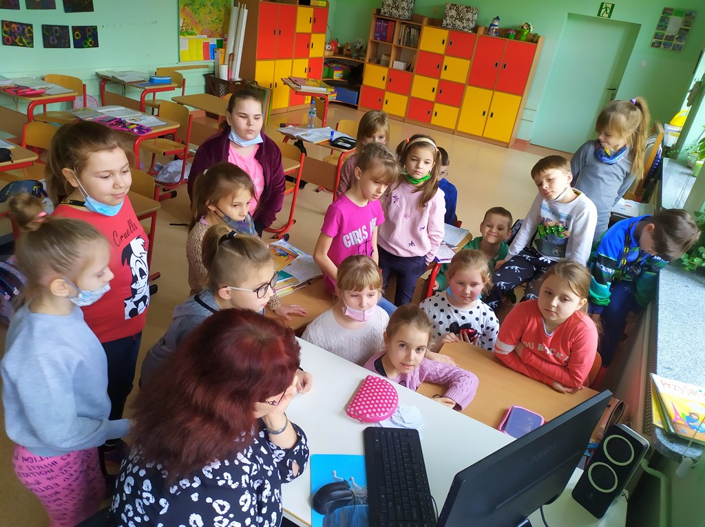 Uczniowie podczas spotkania z autorem online