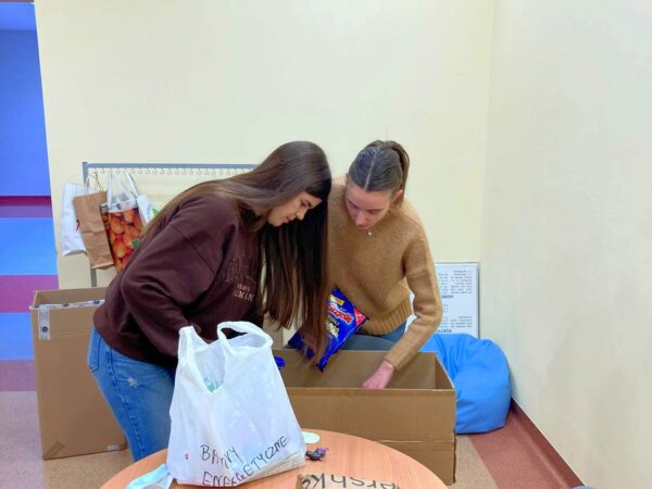 Uczennice pakują dary dla Ukrainy