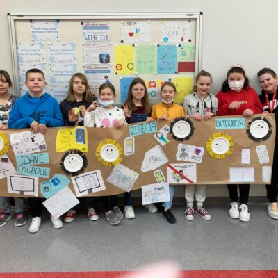 Uczniowie z klasy 5b prezentują swój plakat