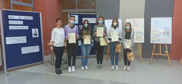 Uczennice nagrodzone w konkursach wraz z nauczycielką chemii 