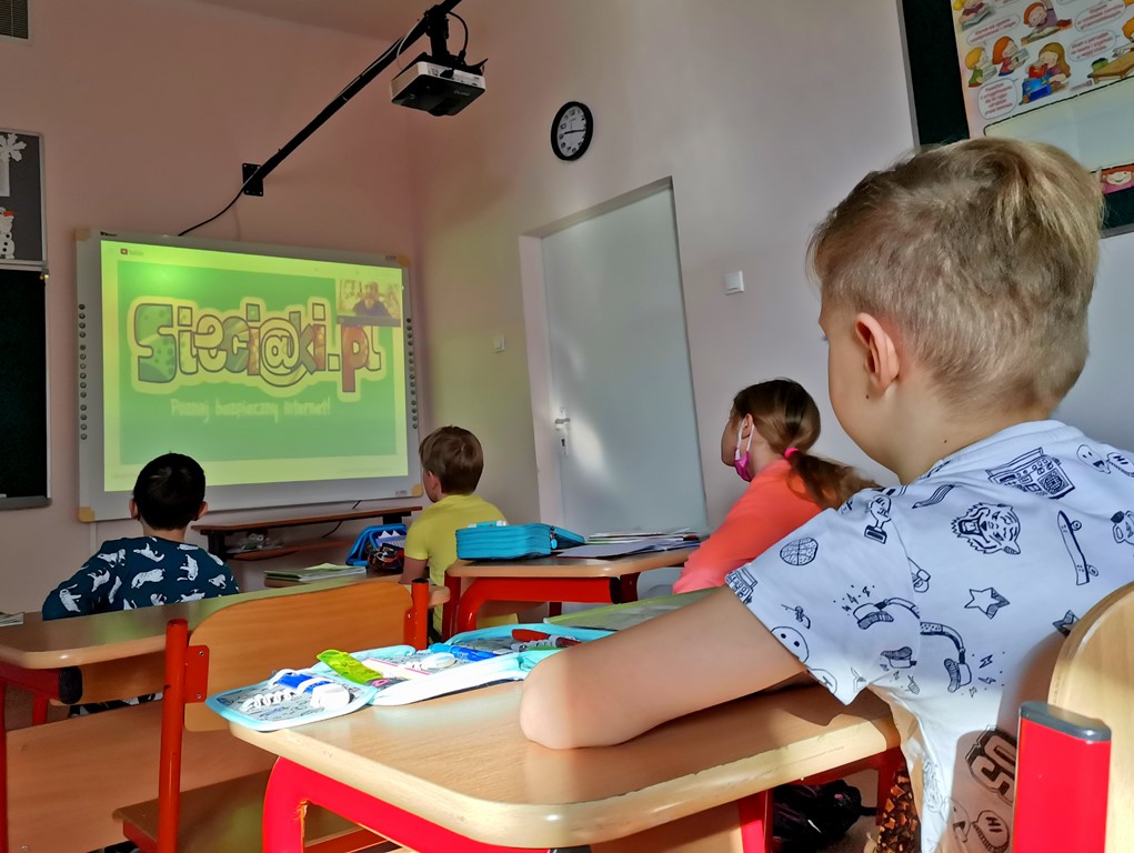 Uczniowie podczas oglądania lekcji online