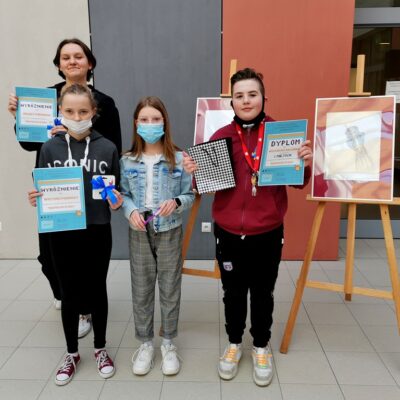 Uczniowie biorący udział w konkursie Bezpieczni w sieci