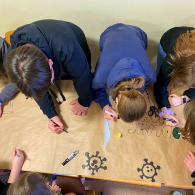 Uczniowie podczas tworzenia plakatu