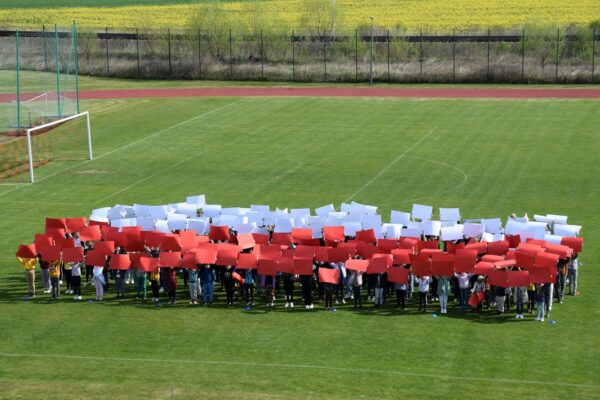 Uczniowie stworzyli żywą flagę Polski