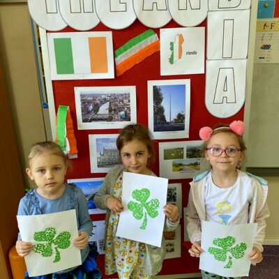 Uczennice prezentują prace o Irlandii