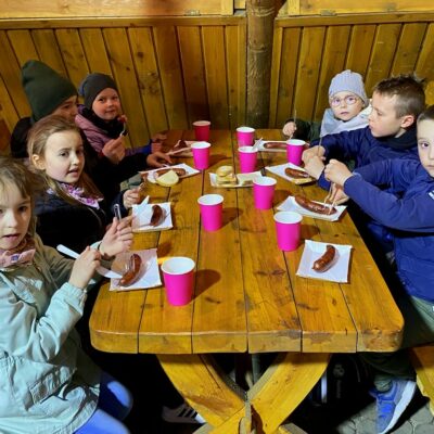 Uczniowie podczas jedzenia kiełbasek