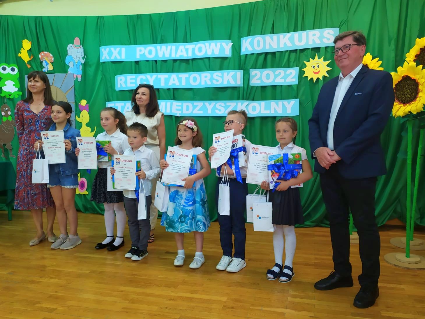 Uczniowie nagrodzeni w konkursie recytatorskim wraz z organizatorami