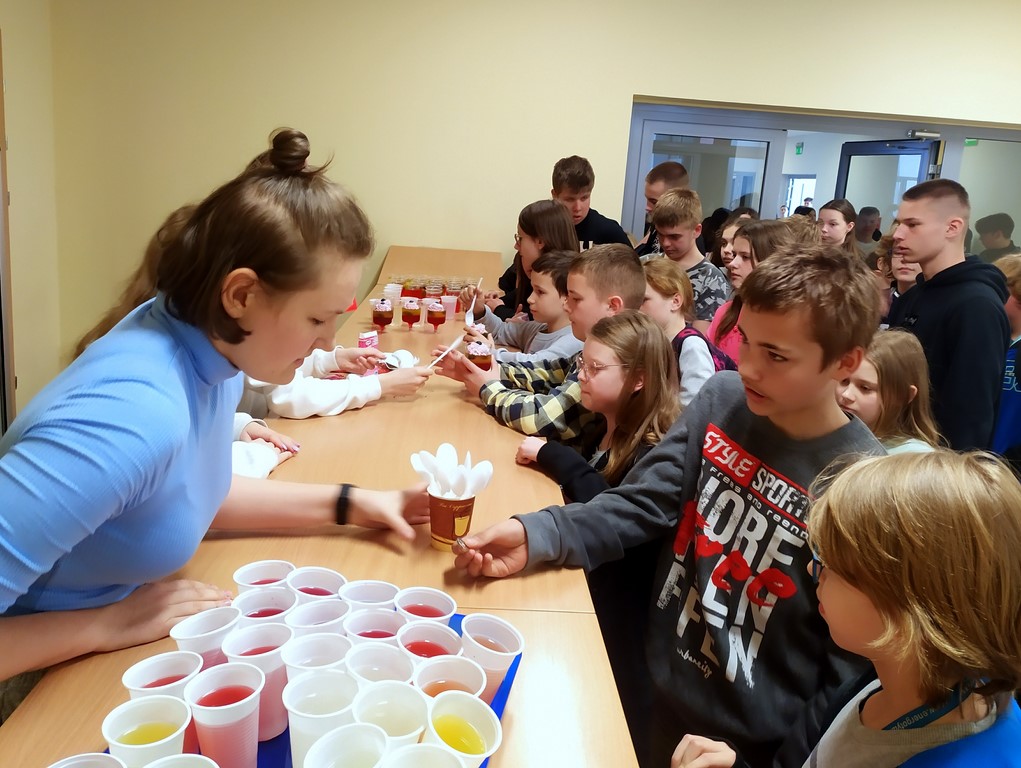 Uczniowie kupują galaretki