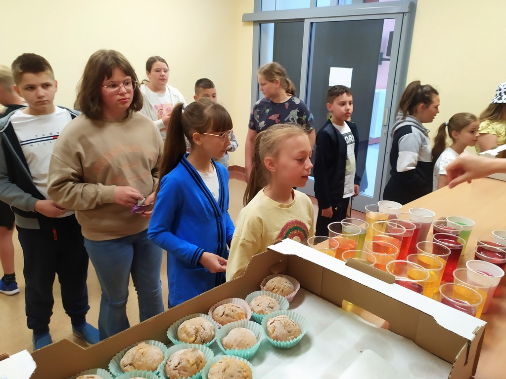 Uczniowie kupują słodkości, by wesprzeć leczenie koleżanki