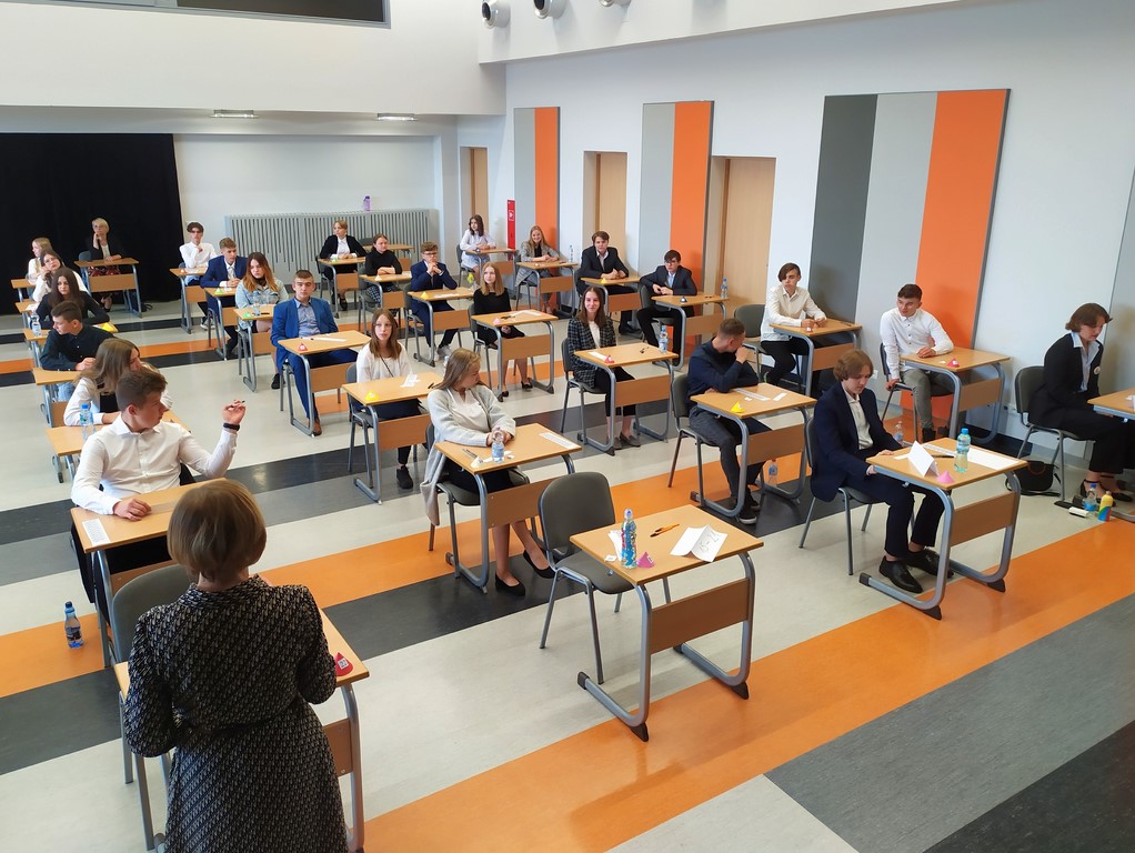 Uczniowie przed rozpoczęciem egzaminu ósmoklasistów
