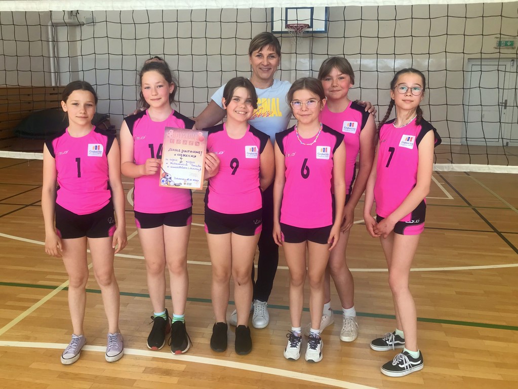 Zwycięski skład zawodów w piłce siatkowej wraz z opiekunem drużyny.