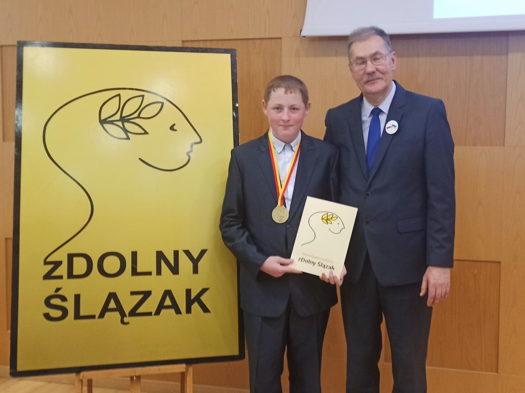 Laureat konkursu zDolny Ślązak wraz z Dolnośląskim Kuratorem Oświaty