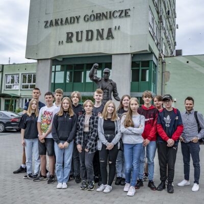 Uczniowie przed siedzibą ZG Rudna