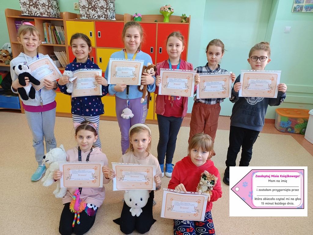 Uczniowie wraz z certyfikatami