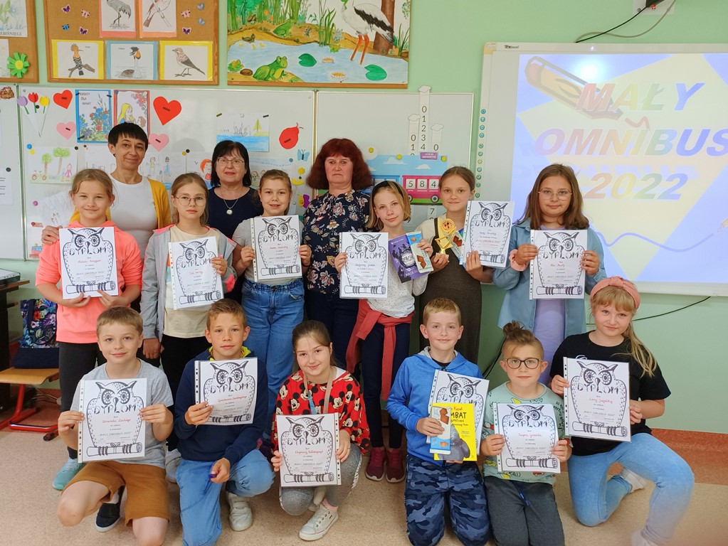 Uczestnicy konkursu Mały Omnibus wraz z organizatorami